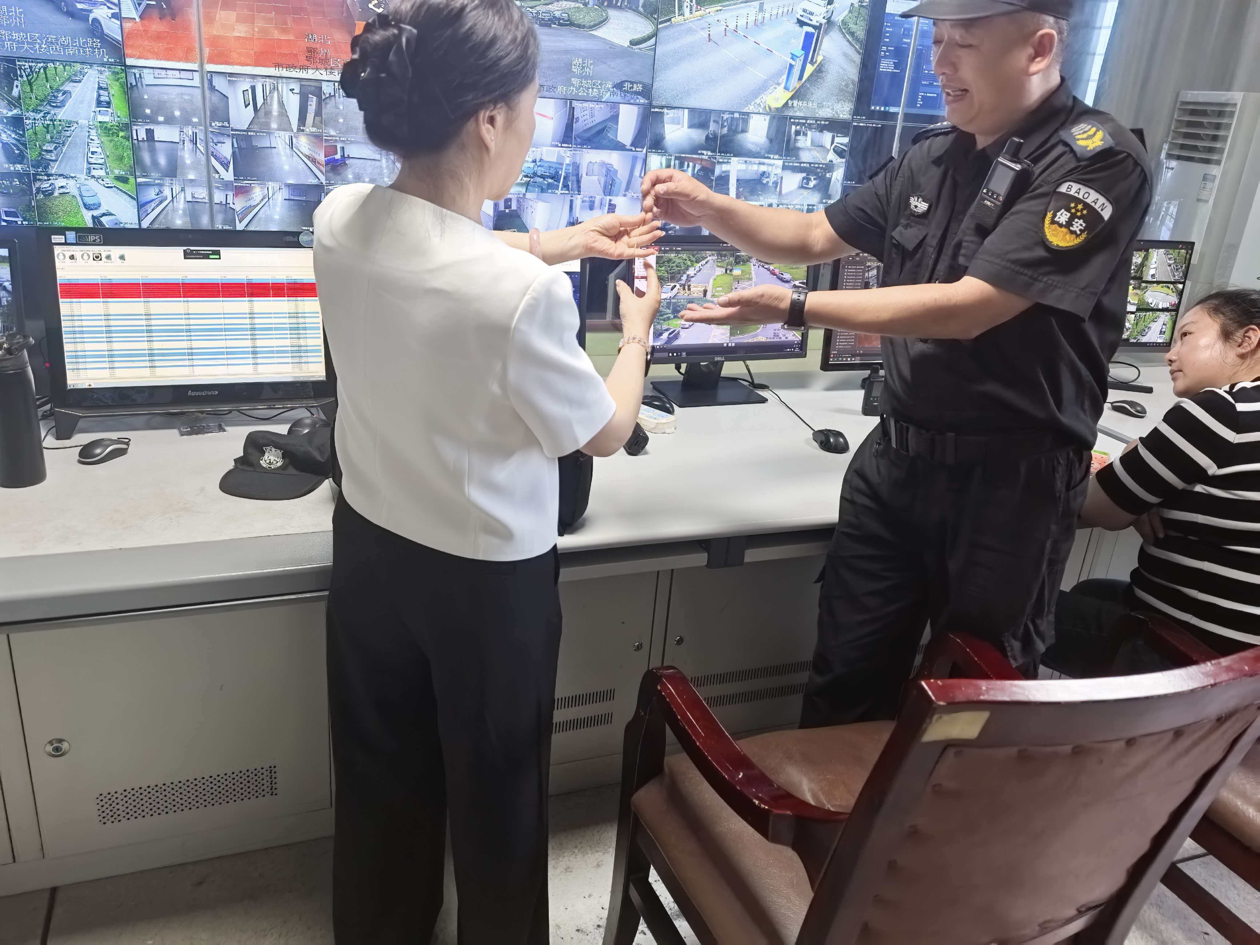 <a href="./xwzx/gzdt/202606/t20260601_766608.html">市机关事务服务中心安保人员拾金不昧归还金项链</a>